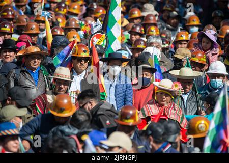 La Paz, Bolivien. 25. August 2022. Evo Morales (m, 2. v.l.), ehemaliger Präsident Boliviens, Luis Arce (m), Präsident Boliviens, und David Choquehuanca (r, neben Arce), Vizepräsident Boliviens, nehmen an einer Kundgebung Teil. „Wir beginnen diese große Kundgebung für das Land und die Demokratie“, schrieb der bolivianische Staatschef auf Twitter. Arce hatte zur Kundgebung aufgerufen. Er sagte, es sei beabsichtigt, ein Signal gegen die „rechten Putschisten“ zu senden. Quelle: Radoslaw Czajkowski/dpa/Alamy Live News Stockfoto