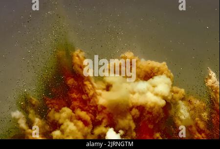 Staubsturm und fliegende Gesteinspartikel aufgrund von Dynamitexplosion auf dem Bergbaugelände im Nahen Osten Stockfoto