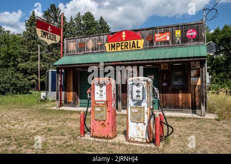 Verlassene alte Imperial-Tankstelle an einem Sommertag in Orrock, Minnesota, USA. Stockfoto