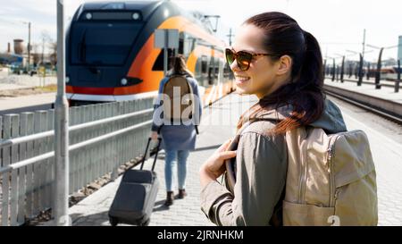 Frau mit Rucksack, die mit dem Zug in estland unterwegs ist Stockfoto