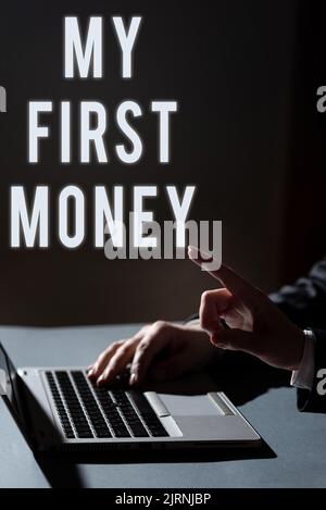Textunterschrift mit meinem ersten Geld. Geschäftsidee Beginnen Zahlungen Einnahmen Ihrer Arbeit oder Business Geschäftsmann Holding Mobile Phone Stockfoto