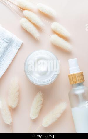 Anti-Aging Retinol Gesichtsserum in einer Glasflasche und Gesichtscreme auf beigem Hintergrund mit Kopierraum. Natural Organic Cosmetic Beauty Konzept. Stockfoto