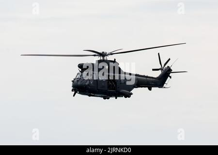 Eastbourne, East Sussex, Großbritannien. Mit dem RAF Puma auf der jährlichen Eastbourne Airshow vom Strand in Eastbourne aus gesehen. 21.. August 2022. Credit David Smith/Alamy Live News Stockfoto