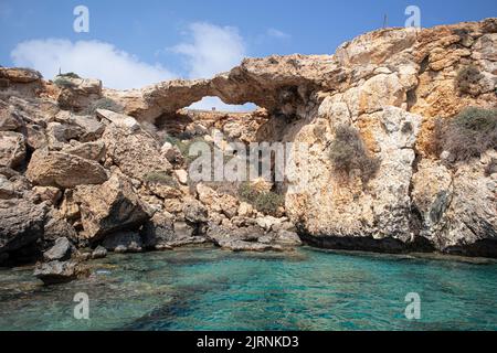 Lovers Bridge (Bridge of Lovers) Love Bridge oder Monachus Monachus Arch, Ayia Napa, Zypern. Stockfoto