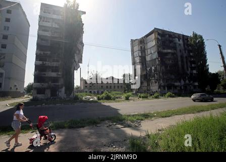 REGION KIEW, UKRAINE - 24. AUGUST 2022 - Wohngebäude, die durch den russischen Beschuss beschädigt wurden, in Borodyanka, Region Kiew, Nord-Zentral-Ukraine. Stockfoto