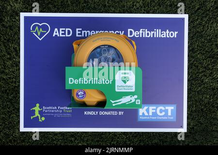 Ayr, Ayrshire, Schottland, Großbritannien Präsentation eines AED-Notfall-Difibrilators ( Heart Restarter) an die Fußballmannschaft der Junioren von Whiltetts Vics. Gespendet vom KFCT Kipatrick Fraser Charitable Trust, der den Scottish Football Partnership Trust zur Unterstützung des schottischen Fußballs an der Basis ausarbeitet. Das abgebildete Modell ist ein HeartSine Defibrillator mit Smartpad. Stockfoto