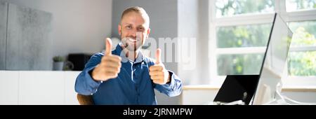 Junger Glücklicher Geschäftsmann Bei Videokonferenzen Stockfoto