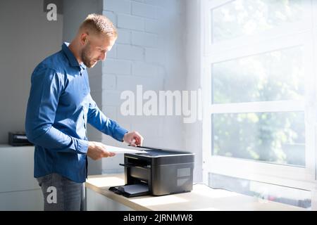 In der Mitte der Seite sehen Sie, wie ein Geschäftsmann im Büro auf die Drucktaste drückt Stockfoto