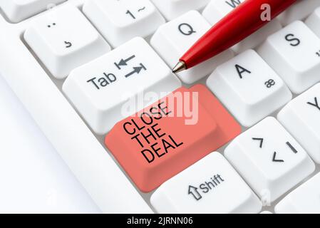 Unterschreiben Sie, und zeigen Sie „Deal abschließen“ an. Wort für Vereinbarung für Unternehmen erfolgreich an einem Team arbeiten zwei Kollegen diskutieren mit Big über neue Ideen Stockfoto