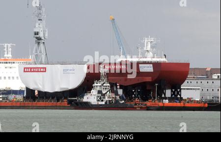 DIE BEIDEN STERN-SEKTIONEN DER HMS QUEEN ELIZABETH, DER NEUEN SUPERCARRIER, AUF DER MASSIVEN VIKING 7-BARGE, DIE VON PORTSMOUTH AUF IHRER 500 MEILEN LANGEN REISE NACH ROSYTH SEGELT, WO DIE SEKTIONEN MIT ANDEREN TEILEN DES RUMPFES VERBUNDEN WERDEN, DIE IM HAFEN BEI GLASGOW GEBAUT WERDEN. PIC MIKE WALKER MIKE WALKER BILDER,2012 Stockfoto