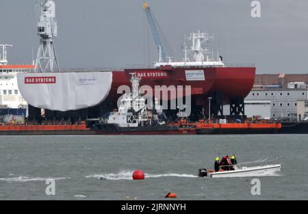 DIE BEIDEN STERN-SEKTIONEN DER HMS QUEEN ELIZABETH, DER NEUEN SUPERCARRIER, AUF DER MASSIVEN VIKING 7-BARGE, DIE VON PORTSMOUTH AUF IHRER 500 MEILEN LANGEN REISE NACH ROSYTH SEGELT, WO DIE SEKTIONEN MIT ANDEREN TEILEN DES RUMPFES VERBUNDEN WERDEN, DIE IM HAFEN BEI GLASGOW GEBAUT WERDEN. PIC MIKE WALKER MIKE WALKER BILDER,2012 Stockfoto