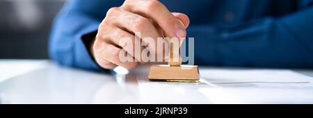 Markenschutz Gummistempel Auf Papier Im Büro Stockfoto