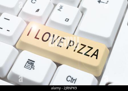 Schild mit „I Love Pizza“. Geschäftskonzept zu mögen viel italienisches Essen mit Käse Schinken Pepperoni in Scheiben wichtiger Hinweis auf Stück beigefügt Stockfoto