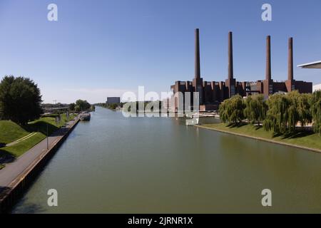 Das alte VW-Blockheizkraftwerk neben dem Volkswagen-Werk am Mittelland-Kanal in Wolfsburg. Stockfoto