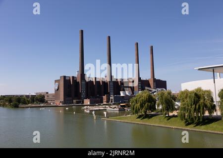 Das alte VW-Blockheizkraftwerk neben dem Volkswagen-Werk am Mittelland-Kanal in Wolfsburg. Stockfoto