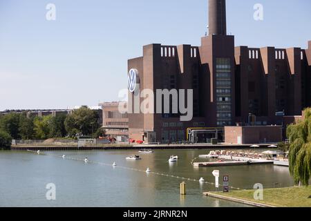 Das alte VW-Blockheizkraftwerk neben dem Volkswagen-Werk am Mittelland-Kanal in Wolfsburg. Stockfoto