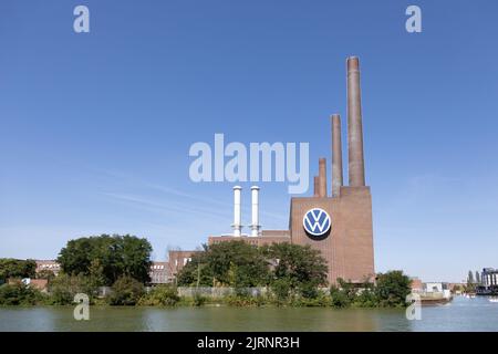 Das alte VW-Blockheizkraftwerk neben dem Volkswagen-Werk am Mittelland-Kanal in Wolfsburg. Stockfoto