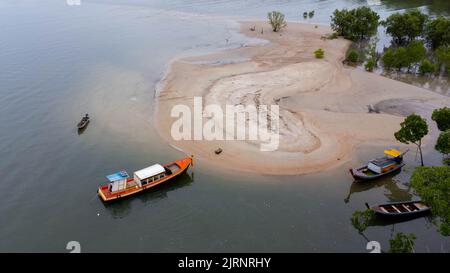 Luftaufnahme von kleinen Booten am Strand mit Mangrovenwald in Ao Thalane, Krabi, Thailand. Stockfoto