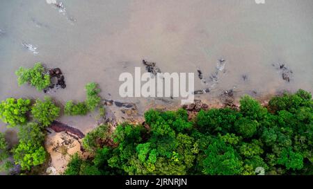 Luftaufnahme von Ao Thalane, Touristenziel für Kajakfahrten, um die Schönheit der Kalksteinberge und fruchtbaren Mangrovenwälder zu sehen, Krabi, Thailand. Stockfoto