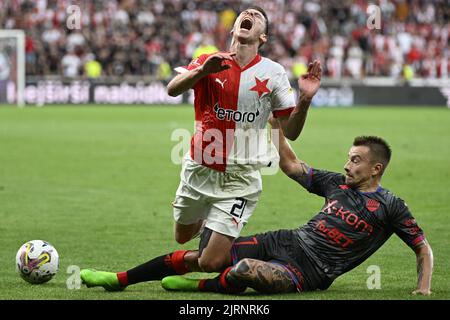 Prag, Tschechische Republik. 25. August 2022. L-R David Doudera (Slavia) und Fran Tudor (Czestochowa) im Einsatz während des SK Slavia Praha gegen Rakow Czestochowa, Rückspiel der Fußball European Conference League vierte Qualifikationsrunde in Prag, Tschechische Republik, 25. August 2022. Quelle: Michal Kamaryt/CTK Photo/Alamy Live News Stockfoto