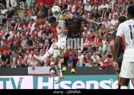 Prag, Tschechische Republik. 25. August 2022. L-R David Jurasek (Slavia) und Fran Tudor (Czestochowa) im Einsatz während des SK Slavia Praha gegen Rakow Czestochowa, Rückspiel der Fußball European Conference League vierte Qualifikationsrunde in Prag, Tschechische Republik, 25. August 2022. Quelle: Michal Kamaryt/CTK Photo/Alamy Live News Stockfoto