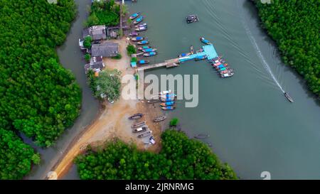 Luftaufnahme der traditionellen thailändischen Langschwanz-Fischerboote am Pier in der Phang Nga Bay in der Andamanensee, Thailand. Blick von oben auf viele Fischerboote schweben Stockfoto