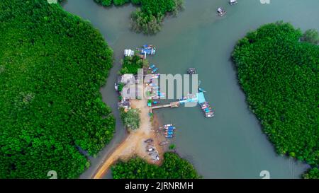 Luftaufnahme der traditionellen thailändischen Langschwanz-Fischerboote am Pier in der Phang Nga Bay in der Andamanensee, Thailand. Blick von oben auf viele Fischerboote schweben Stockfoto