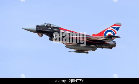 Royal Air Force Typhoon FGR4 ‘ZK914’ in der Luft beim Royal International Air Tattoo 2022 Stockfoto