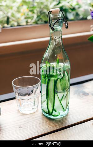 Gurkenwasser in der Flasche Stockfoto