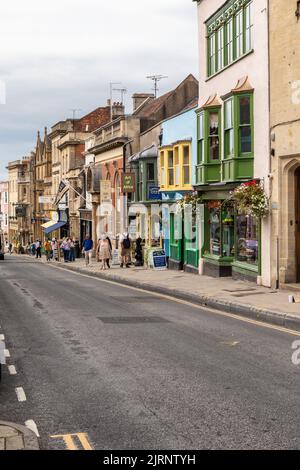 Farbenfrohe Gebäude und Geschäfte in der Hauptstraße von Glastonbury, Somerset, England, Großbritannien Stockfoto