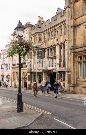 Das George & Pilgrims Inn ist ein denkmalgeschütztes Gebäude aus dem 15.. Jahrhundert in Glastonbury High Street, Somerset, England, Großbritannien Stockfoto