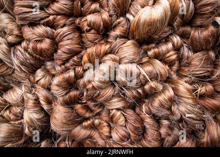 Dickes goldenes Paket nasser roher Jute-Faser-Textur Hintergrund Stockfoto