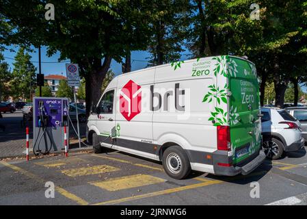 Fossano, Italien - 25. August 2022: BRT Express-Kurier-Elektrotransporter lädt von der Enel-Ladesäule. BRT ist das führende italienische Unternehmen für Transpor Stockfoto