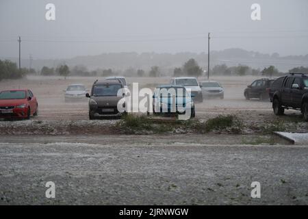 Auswirkungen auf Autos des Hailstorms durch das meteorologische Phänomen DANA in Barcelona - El Bruc, Spanien 25. August 2022 Stockfoto