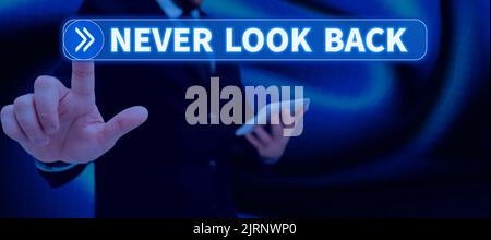 Textunterschrift mit „Never Look Back“. Wort geschrieben auf nicht bereuen für Ihre Aktionen optimistisch sein Lady in Anzug hält Stift symbolisieren Stockfoto