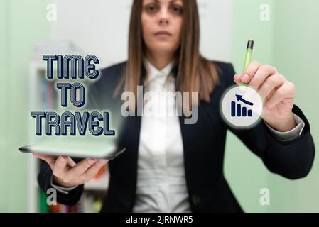 Konzeptionelle Darstellung Time to Travel. Business Schaufenster Umzug oder gehen von einem Ort zum anderen auf Urlaub Geschäftsfrau Halten Tablet und zeigen Stockfoto