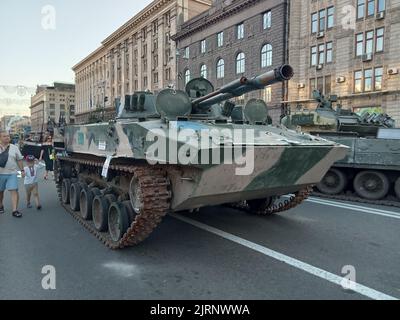 Zerstörte Militärfahrzeug-Ausstellung auf der Straße Khreschatyk am 24. August 2022 während des Unabhängigkeitstages in Kiew, Ukraine. Besucher überprüften die zerbrochenen und verbrannten modernen russischen gepanzerten Autos, Panzer usw. Stockfoto