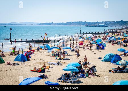 24. August 2022, Boscombe Beach, Bournemouth, Großbritannien - Menschen am Strand an einem sehr heißen Sommertag, England Stockfoto