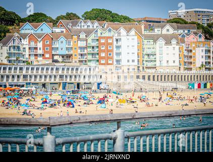 24. August 2022, Boscombe Beach, Bournemouth, Großbritannien - Menschen am Strand an einem sehr heißen Sommertag, England Stockfoto