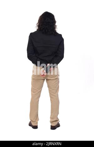 Rückansicht eines Mannes mit langen Haaren auf dem Rücken auf weißem Hintergrund Stockfoto