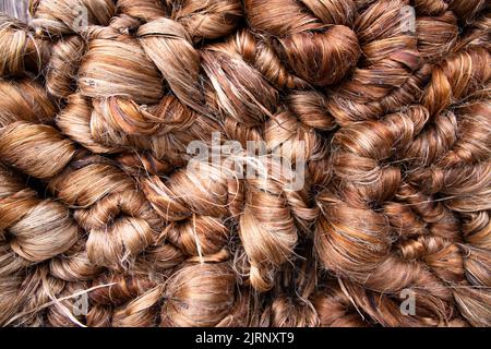 Dickes goldenes Paket nasser roher Jute-Faser-Textur Hintergrund Stockfoto