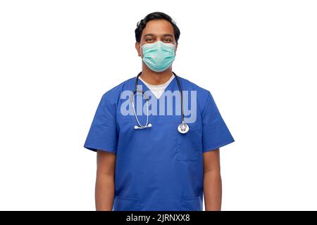 indischer Arzt in blauer Uniform und Maske Stockfoto