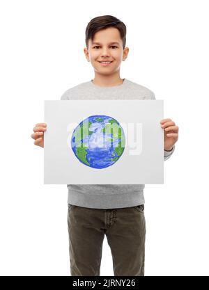 Lächelnder Junge mit Zeichnung des Planeten Erde Stockfoto