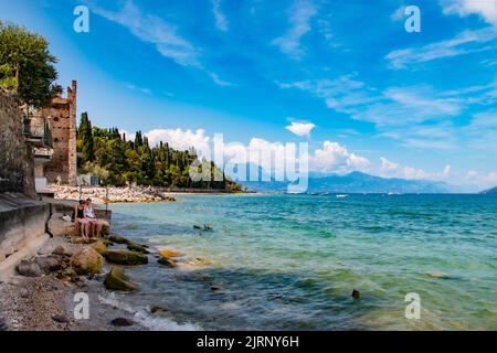 Wunderschöne Farben des Gardasees vom Strand Spiaggia del prete, Sirmione, Brescia, Italien Stockfoto