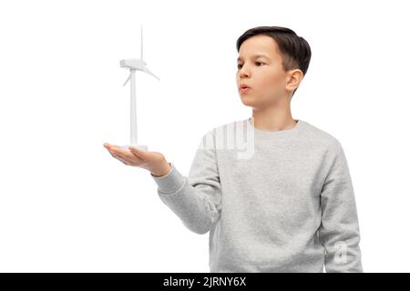 Junge mit Spielzeug-Windturbine Stockfoto