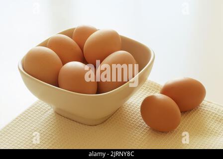 Eine Schüssel voller frischer Hühnereier Stockfoto