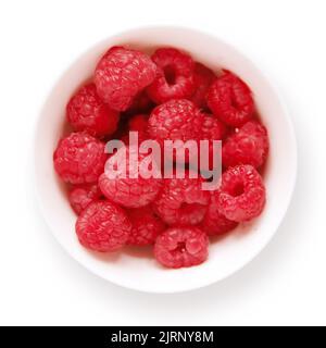Himbeeren in weißer Schale, isoliert auf weißem Ausschnitt Stockfoto