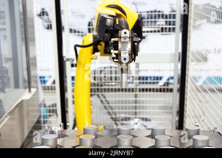 Industrielle Aufnahme und Platzierung, Einlegen, Qualitätsprüfung oder Maschinenarm-Tending Stockfoto