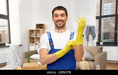 Arbeiter oder Putzer, der zu Hause Handschuhe trägt Stockfoto