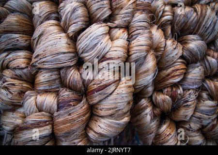 Dickes goldenes Paket nasser roher Jute-Faser-Textur Hintergrund Stockfoto